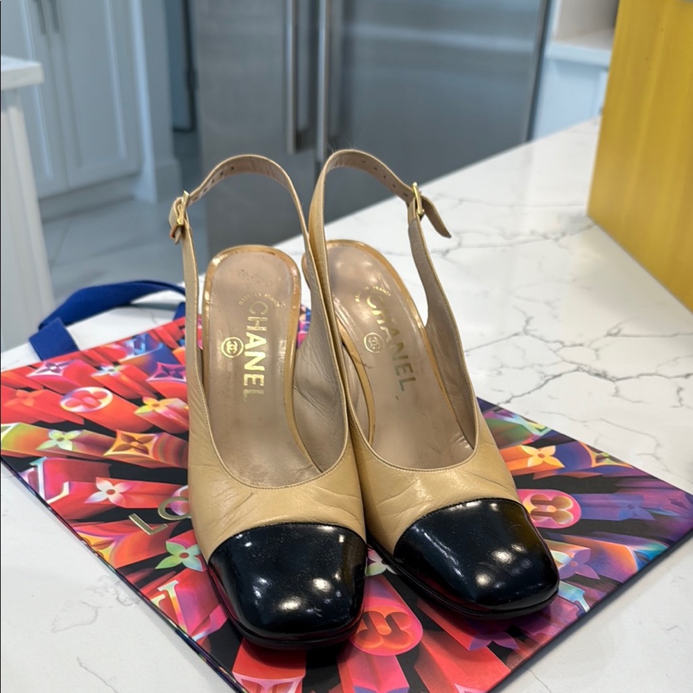 CHANEL Cream and Black Slingback Heels